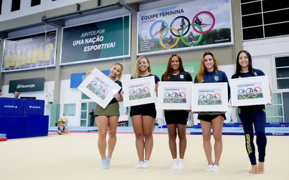 Rebeca Andrade e equipe feminina são homenageadas no COB