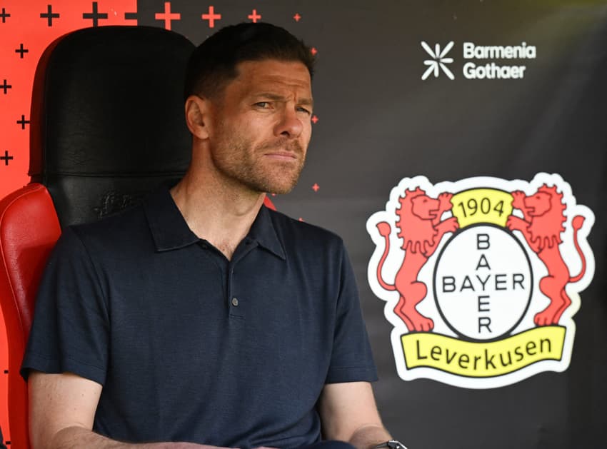 Especulado no Real Madrid, Xabi Alonso ocupa banco do Bayer Leverkusen durante jogo contra o Union Berlin