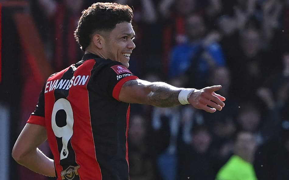 Ex-Fluminense brilha com dois gols em duelo da Premier League
