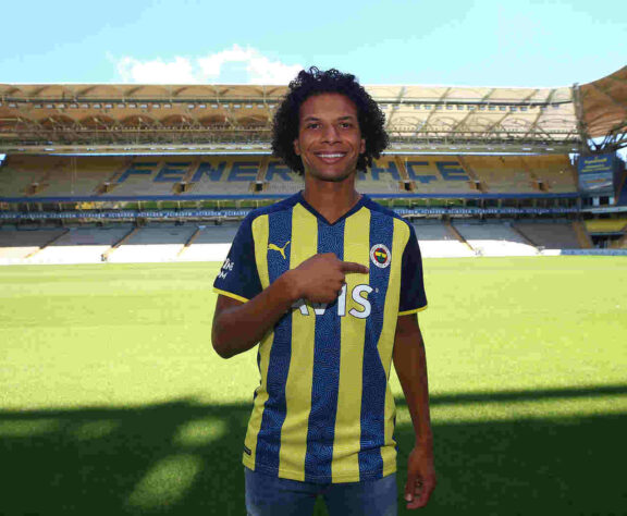 MELOU - O Santos negociou com o volante Willian Arão, ex-Flamengo, mas esbarrou na concorrência de equipes árabes. MELOU - O Santos negociou com o volante Willian Arão, ex-Flamengo, mas esbarrou na concorrência de equipes árabes.
