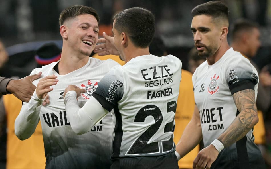 António Oliveira terá que fazer ‘sacrifício’ para colocar Coronado e Garro juntos no Corinthians
