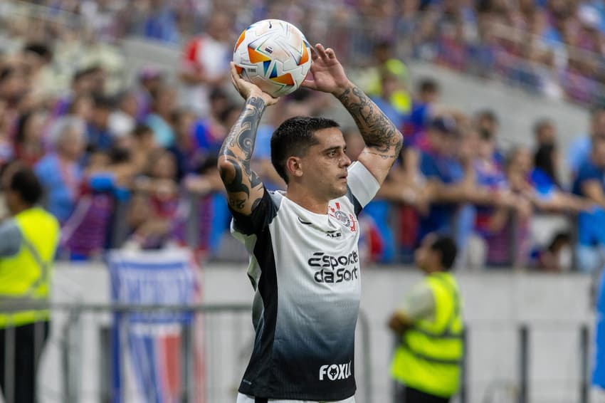 Fagner em Fortaleza x Corinthians, no Castelão, pela Copa Sul-Americana