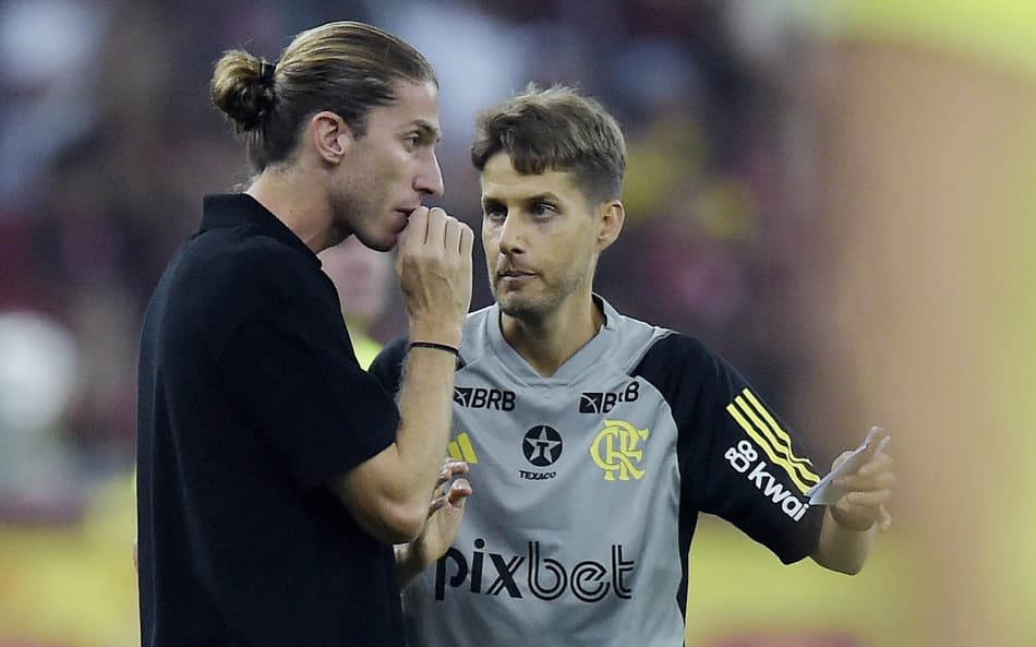 Sete meses depois da estreia, Filipe Luís reencontra Corinthians
