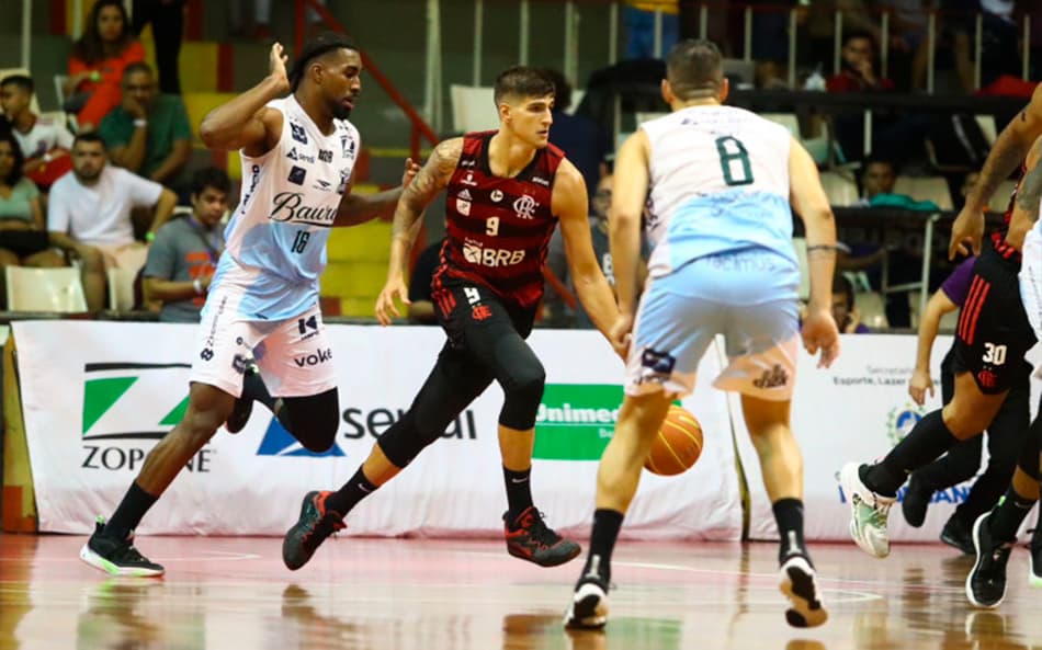 Flamengo sofre no fim, mas vence o Bauru e vai à semifinal do NBB