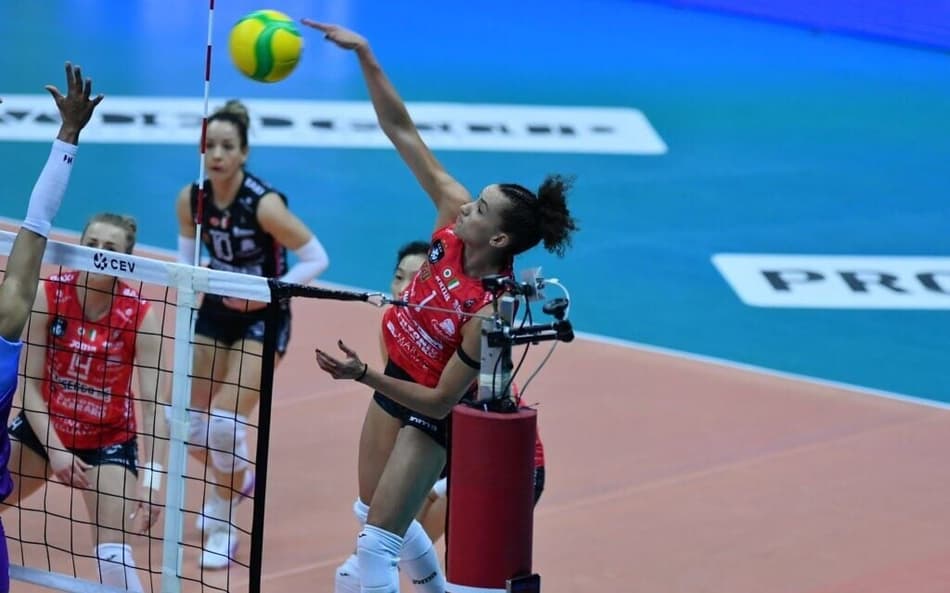 Medalhista olímpica, Gabi Guimarães entra em quadra neste domingo com vaga em jogo