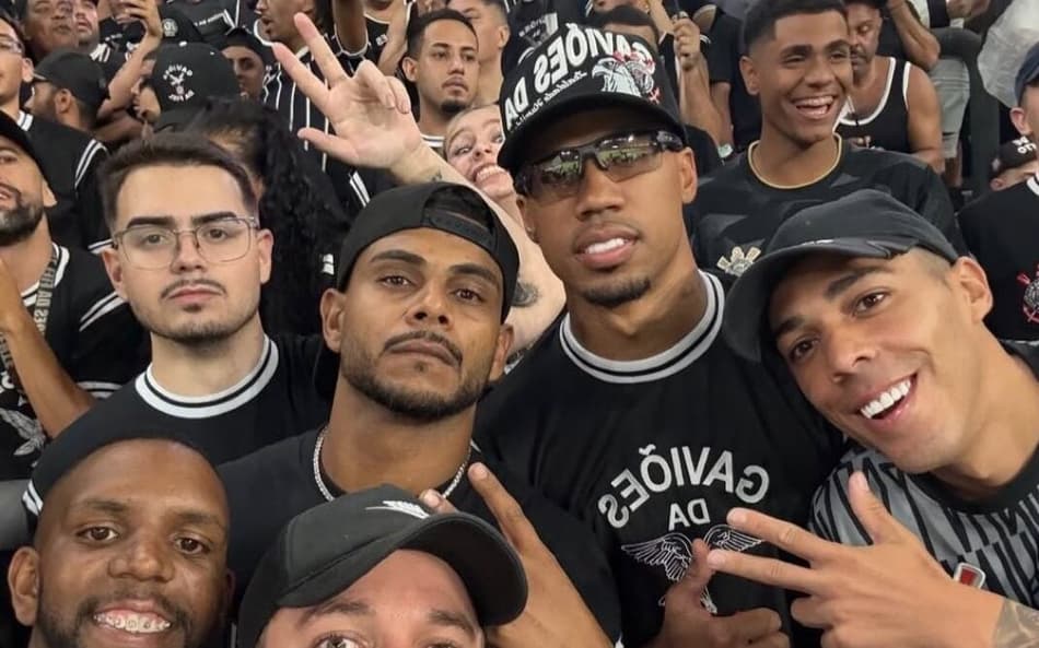 Derby: Gabriel Magalhães, do Arsenal, marca presença em organizada do Corinthians em final