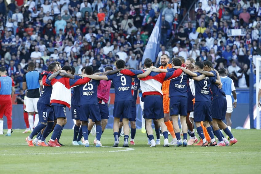 Jogadores comemoram título do PSG no Campeonato Francês (Foto: Reprodução / X)