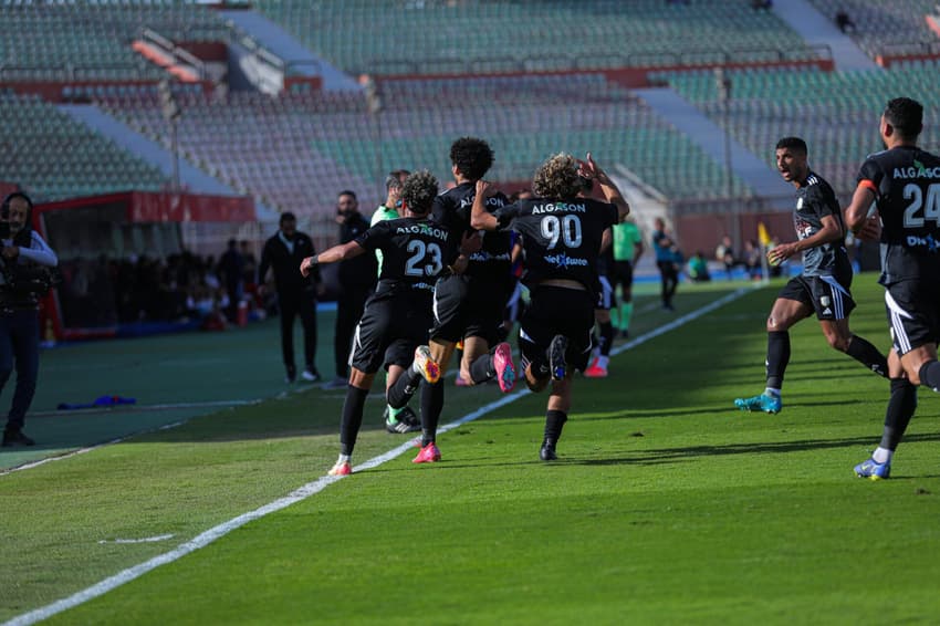 Jogadores do Pharco celebram gol contra o Al-Ahly