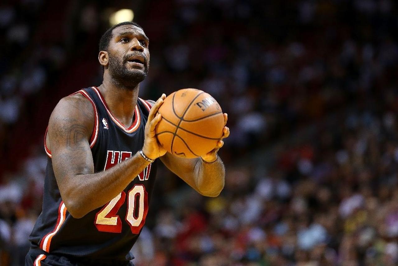 Hoje é dia de draft da NBA! Quando uma franquia tem o privilégio de ser sorteada para receber a primeira escolha do draft da NBA, as expectativas são sempre as melhores possíveis. Acontece que, na prática, a projeção nem sempre se confirma e dessas grandes escolhas acabam saindo jogadores que simplesmente fracassam na NBA. Pensando nisso, o Lance! preparou uma lista com as maiores decepções dentre os jogadores selecionados na primeira escolha do draft da NBA. Hoje é dia de draft da NBA! Quando uma franquia tem o privilégio de ser sorteada para receber a primeira escolha do draft da NBA, as expectativas são sempre as melhores possíveis. Acontece que, na prática, a projeção nem sempre se confirma e dessas grandes escolhas acabam saindo jogadores que simplesmente fracassam na NBA. Pensando nisso, o Lance! preparou uma lista com as maiores decepções dentre os jogadores selecionados na primeira escolha do draft da NBA.