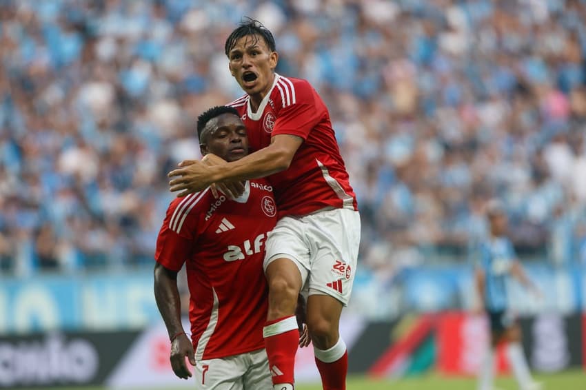 Bernabei e Carbonero comemoram o primeiro gol da vitória do Internacional no Gre-Nal 445. (Foto: Ricardo Duarte/SC Internacional)