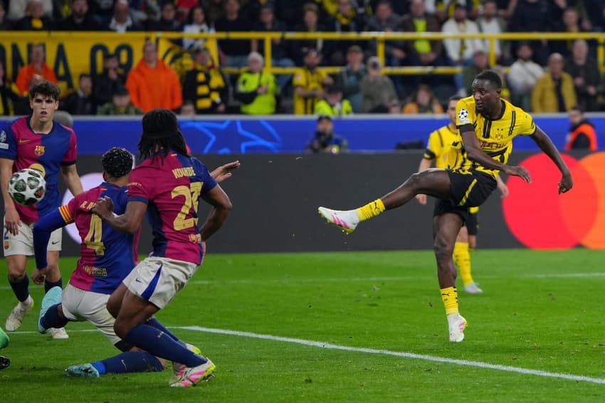 Guirassy finaliza para marcar seu terceiro gol pelo Dortmund sobre o Barcelona na Champions League