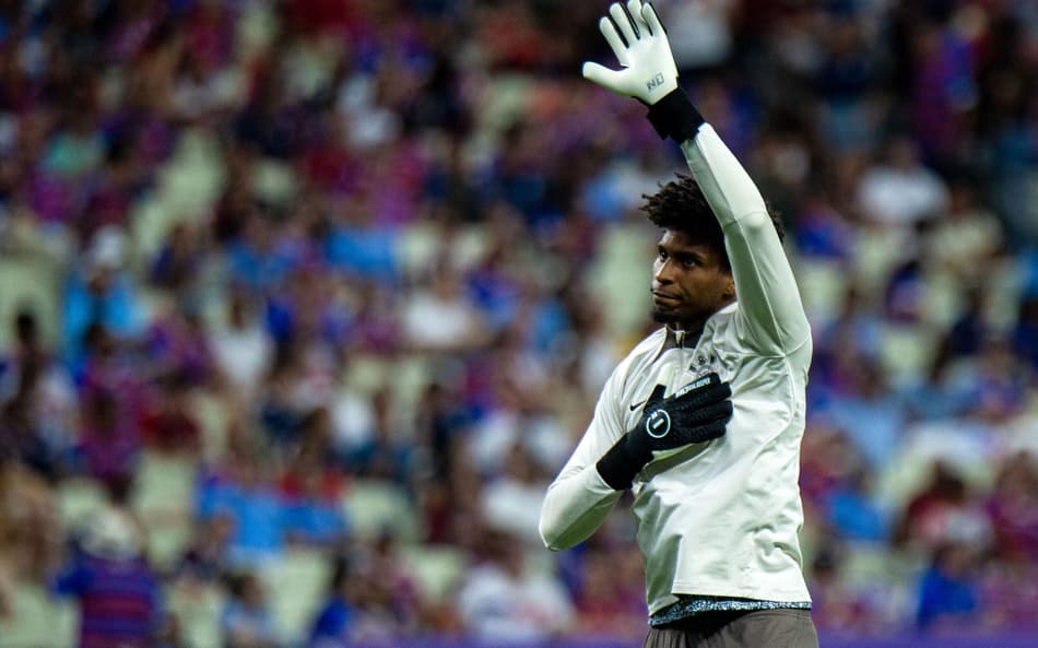 Hugo Souza revela que abriu mão de salário maior para fechar com o Corinthians