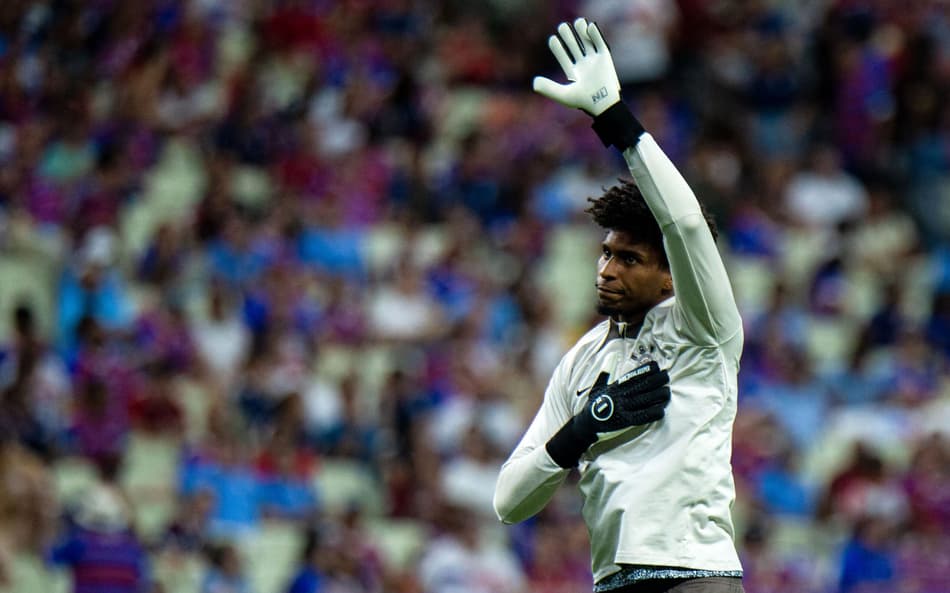 Hugo Souza, do Corinthians, vê tratamento diferente a goleiros negros no Brasil