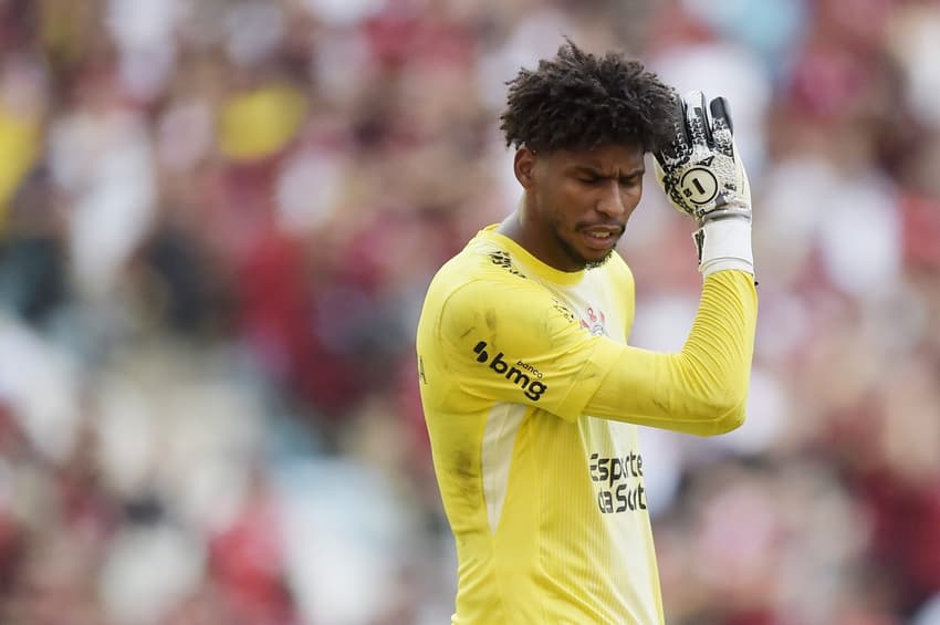 Hugo Souza lamenta falha contra o Flamengo