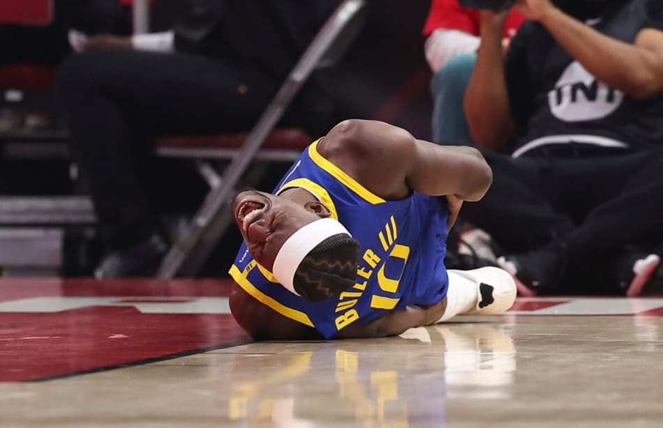 Jimmy Butler sofre grave queda e preocupa Warriors nos playoffs da NBA