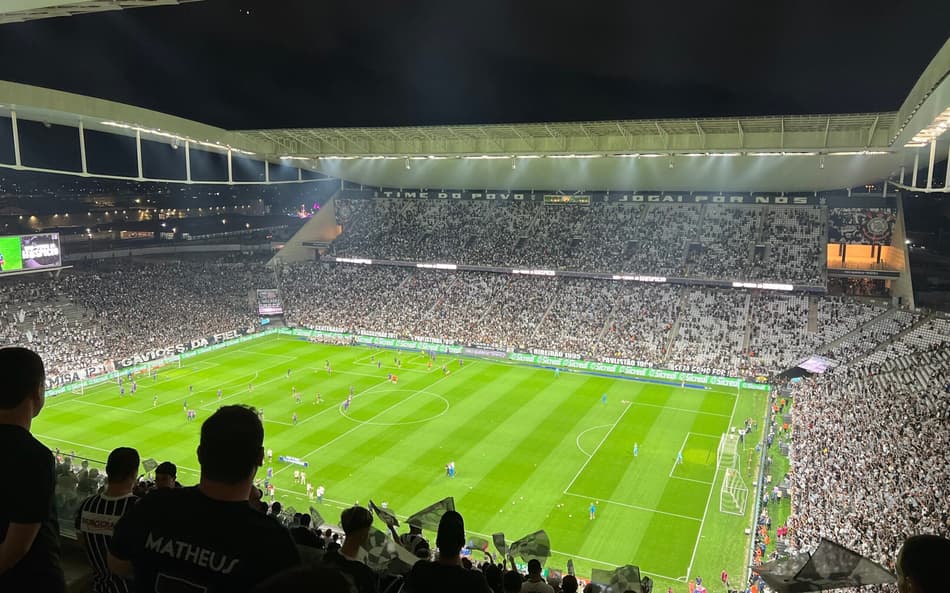 Torcida do Corinthians faz festa e provoca Palmeiras antes da final do Paulistão