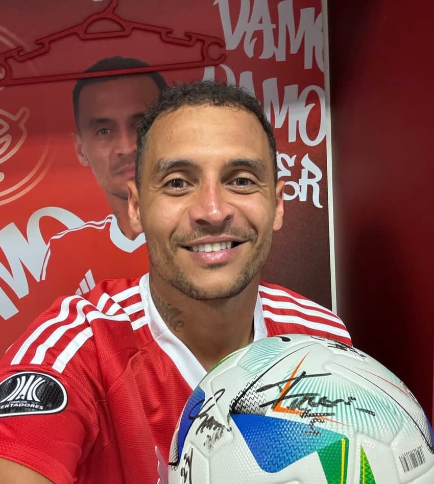 Alan Patrick com a bola do jogo Internacional x Atlético Nacional-COL, no qual marcou três gols. (Foto: Rede social)