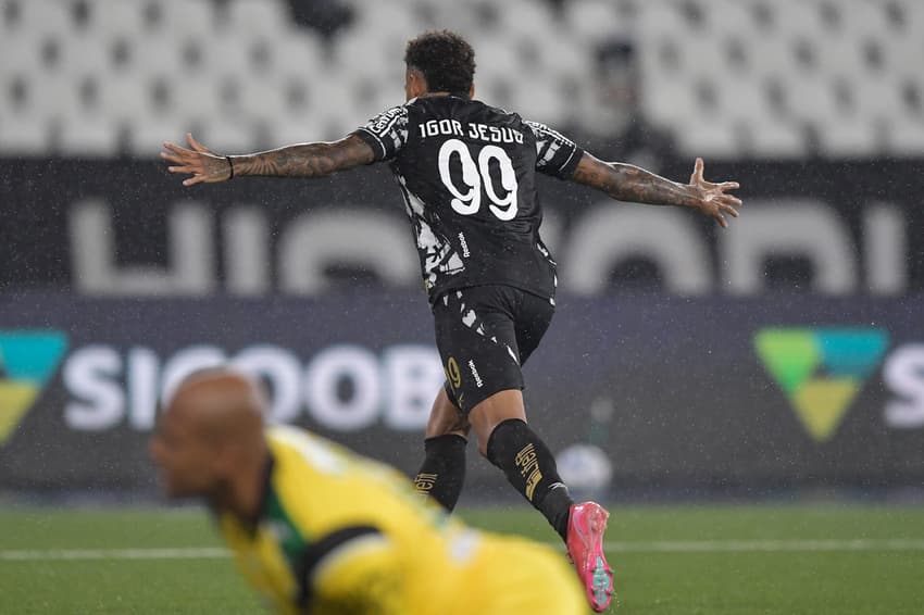 Igor Jesus comemora em Botafogo x Juventude, no Nilton Santos. (foto: Thiago Ribeiro/AGIF)