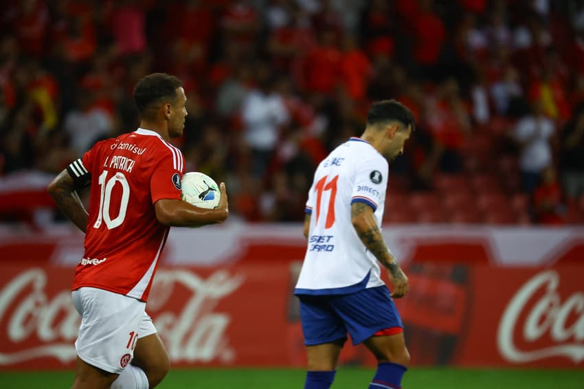 Alan Patrick carrega a bola após marcar de pênalti em Internacional x Nacional-URU, no Beira-Rio. (foto: SILVIO AVILA / AFP)