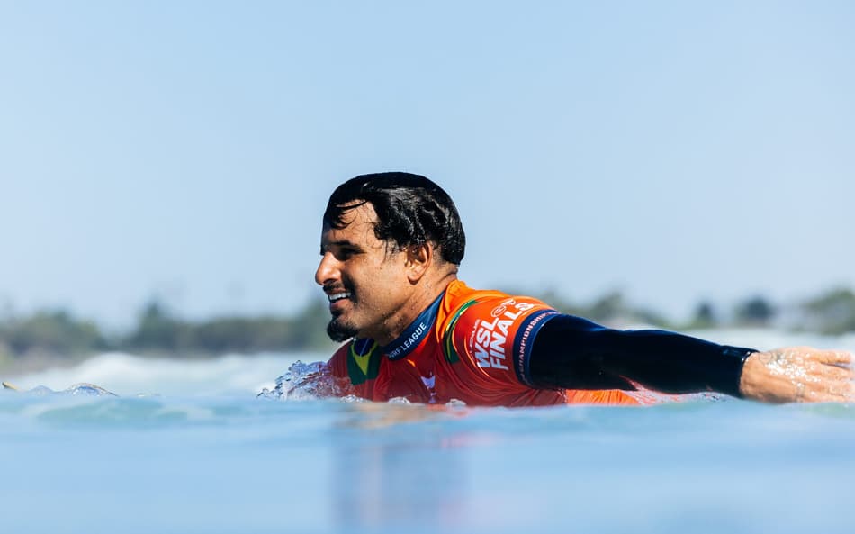 WSL: Italo Ferreira arranca maior nota do dia no Mundial de surfe e avança às oitavas