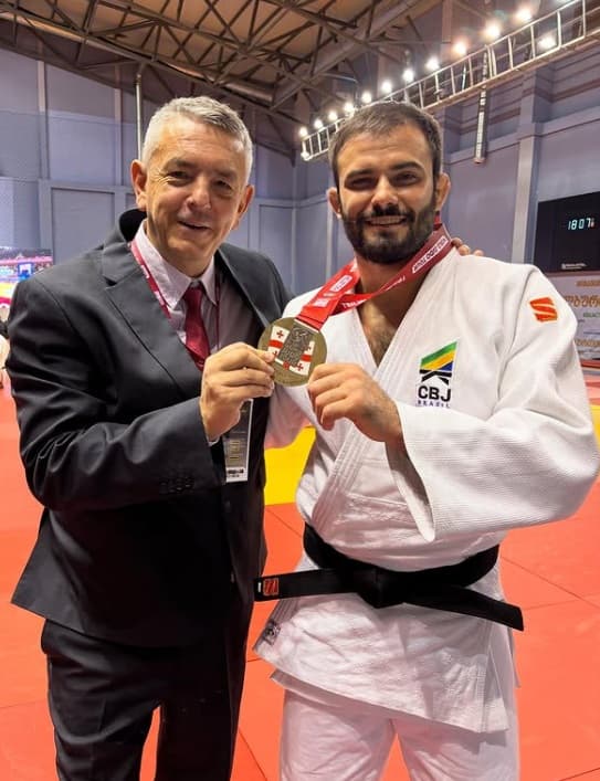 Rafael Macedo celebra medalha de bronze com o técnico da Seleção Brasileira de Judô Antonio Carlos, o Kiko. (Foto: Divulgação / CBJ)