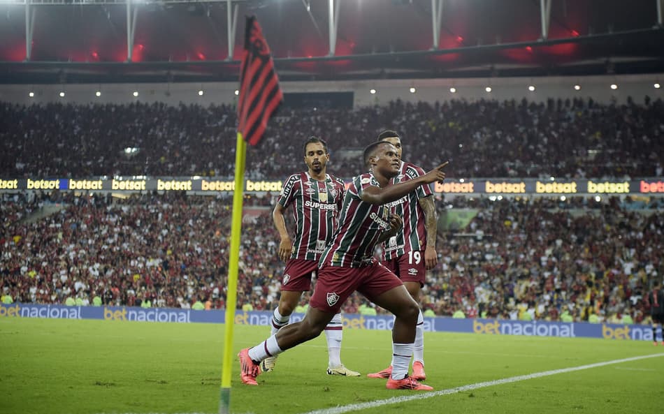 Jhon-Arias-comemora-gol-marcado-pelo-Fluminense-no-classico-contra-o-Flamengo-scaled-aspect-ratio-512-320