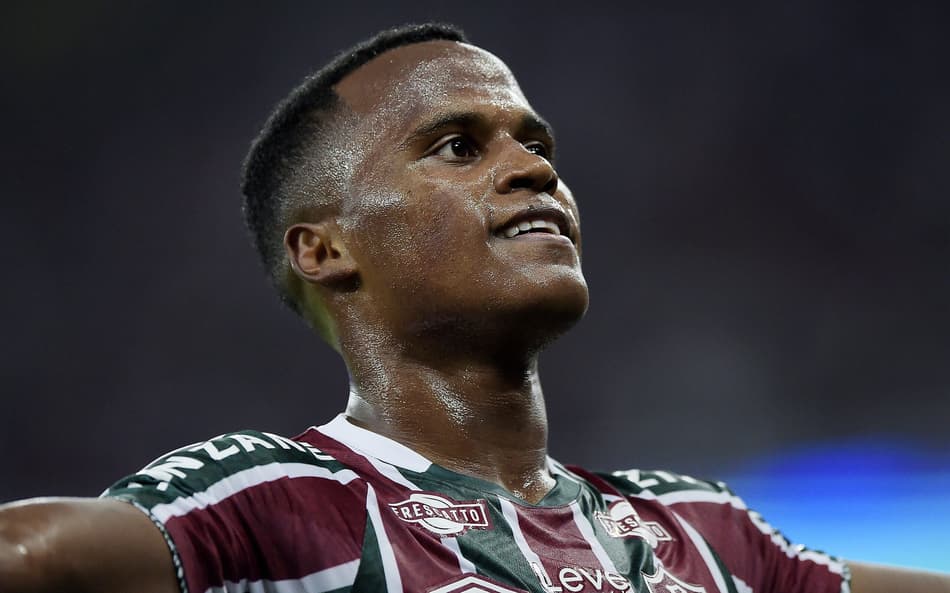 Fluminense renova contrato com Arias até 2028
