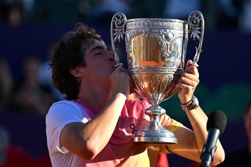 João Fonseca com a taça do ATP de Buenos Aires (foto: Luis ROBAYO / AFP)