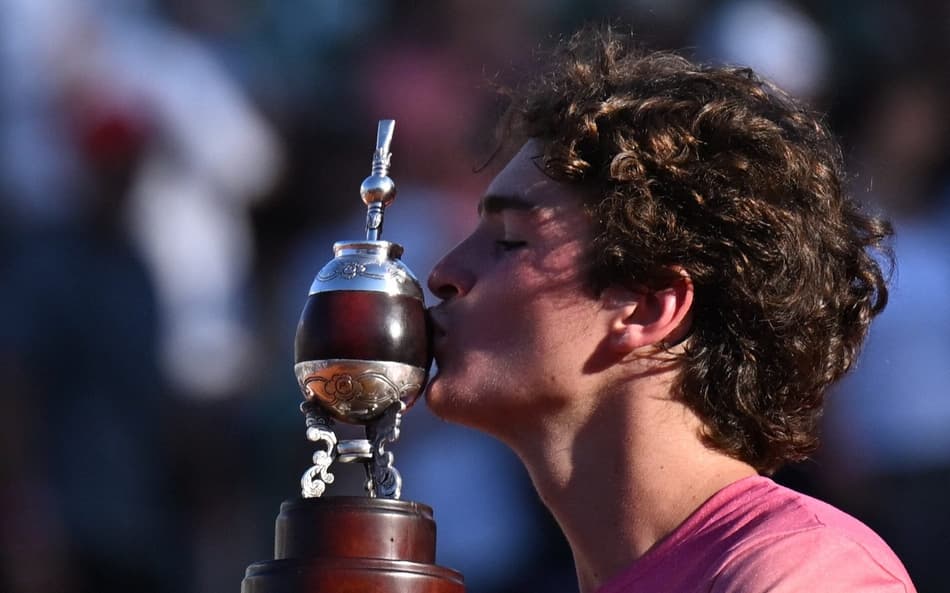 Além de João Fonseca, quais tenistas venceram, em 2025, o primeiro título de ATP