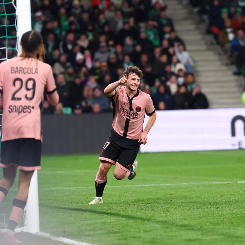 João Neves comemorando um dos gols do PSG contra o Saint-Étienne. (Foto: Divulgação/Paris Saint-Germain)