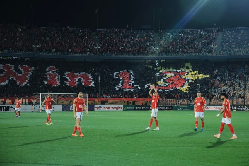 Jogadores do Al-Ahly em campo pela Champions da África (Foto: Reprodução/X)
