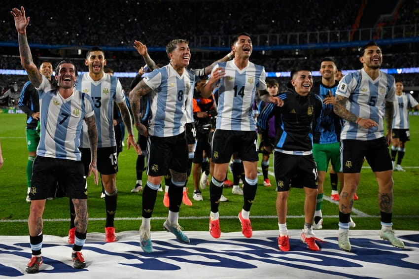 Jogadores da Argentina celebram vitória sobre o Brasil, no Monumental de Núñez