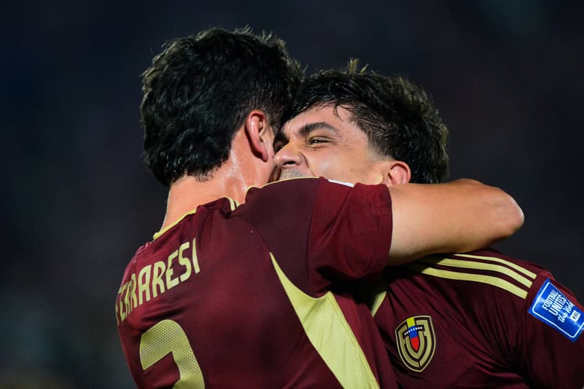 Jogadores da Venezuela comemoram gol marcado sobre o Paraguai, pelas Eliminatórias da Copa do Mundo