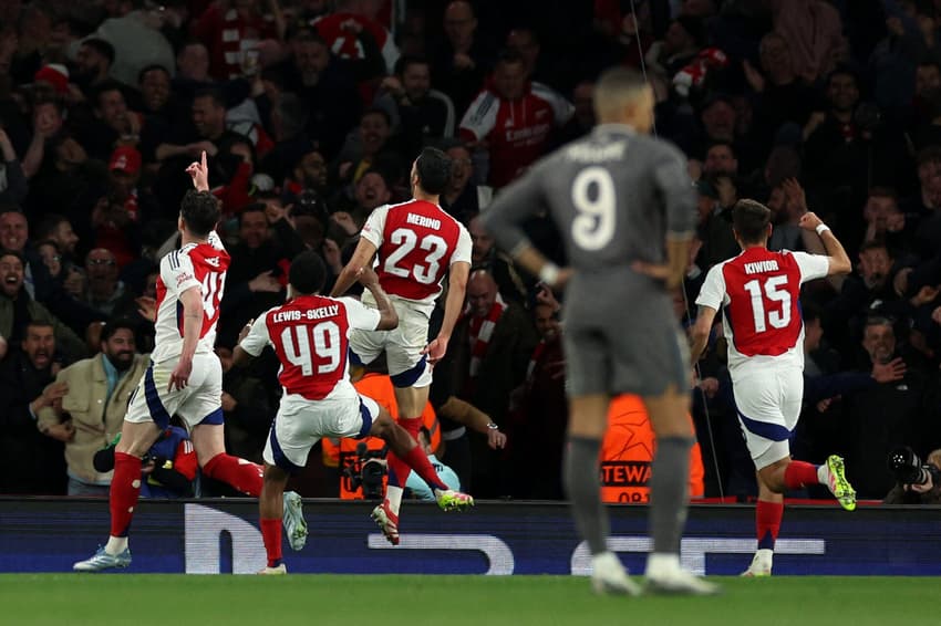 Jogadores do Arsenal comemoram gol contra o Real Madrid, em jogo válido pela Champions League