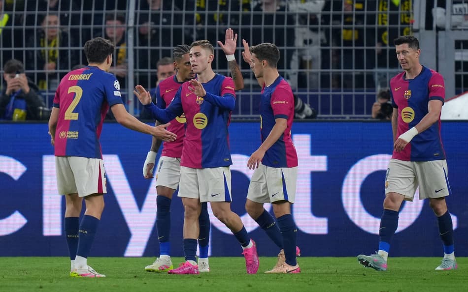 Jogadores-do-Barcelona-comemoram-gol-marcado-sobre-o-Dortmund-na-Champions-League-scaled-aspect-ratio-512-320