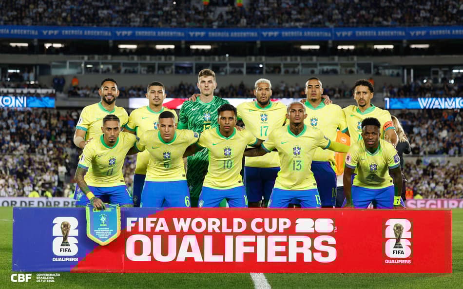 Jogadores-do-Brasil-perfilados-antes-do-inicio-do-jogo-contra-a-Argentina-pelas-Eliminatorias-para-a-Copa-do-Mundo-scaled-aspect-ratio-512-320