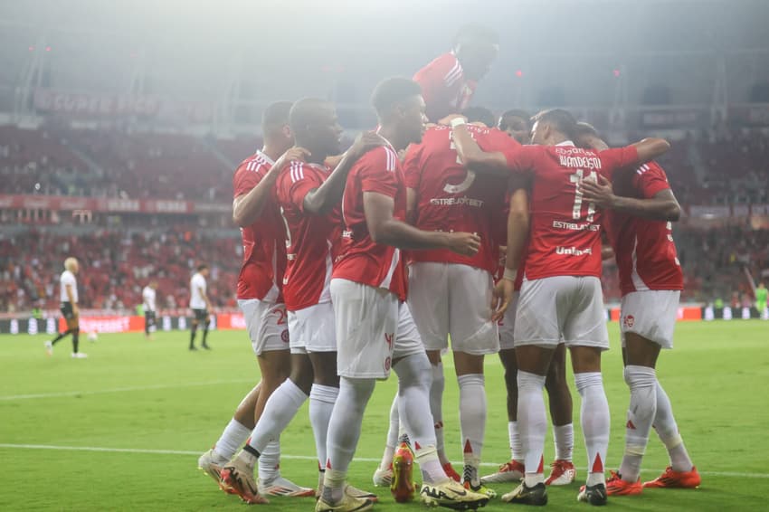 Jogadores do Internacional comemoram gol marcado sobre o Brasil e Pelotas, pelo Campeonato Gaúcho