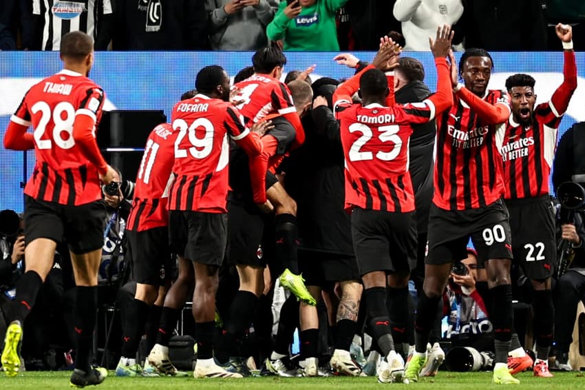 Jogadores do Milan comemora gol da virada sobre a Juventus na semifinal da Supercopa da Itália