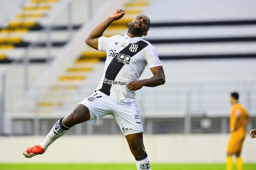 Jonas Toró comemora seu gol pela Ponte Preta