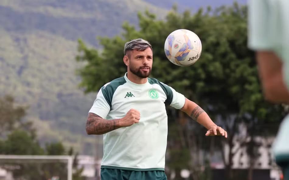 Jogador da Chapecoense se desculpa por agressão a torcedores do Avaí e relata ameaças