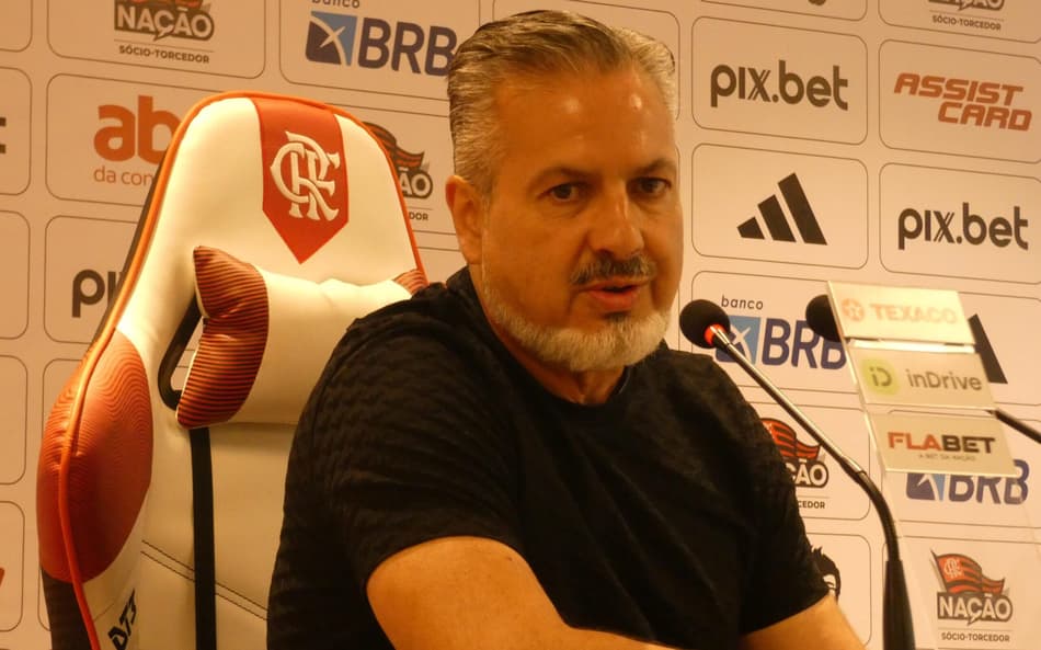 Gramado natural ou sintético? Boto, diretor do Flamengo, revela preferência