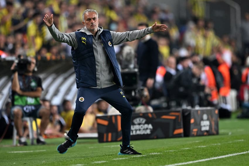 José Mourinho responde sobre treinar seleção (Foto: Ozan Kose/AFP)