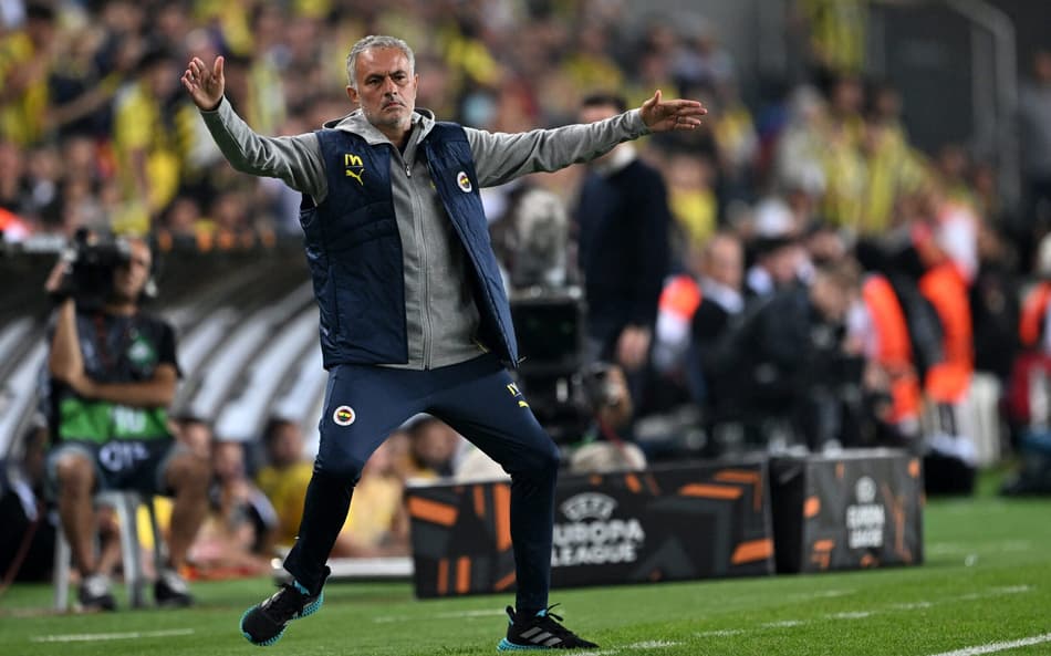 Galatasaray x Fenerbahçe: polêmicas e acusações de Mourinho agitam clássico