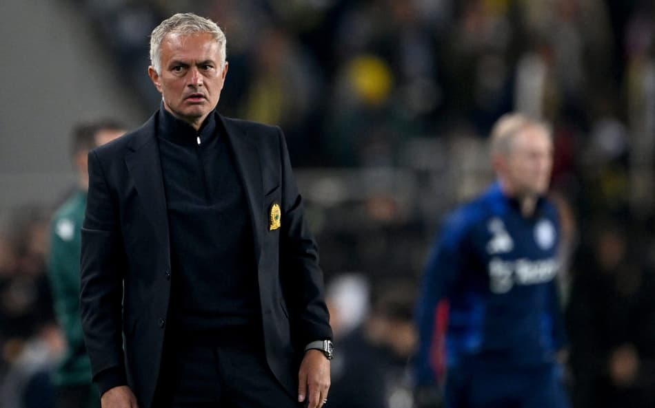 Técnico agredido por Mourinho explica confusão após jogo: ‘Não foi elegante’