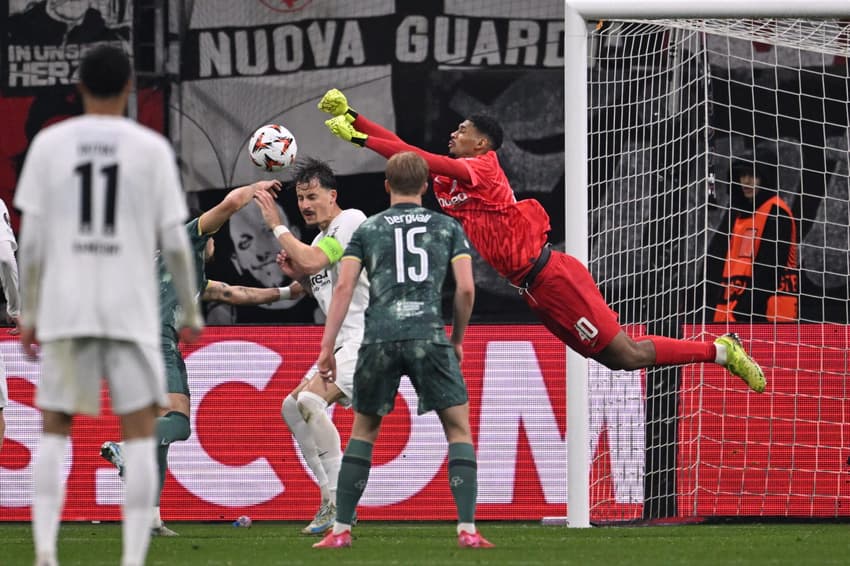 Kauã Santos em ação pelo Frankfurt contra o Tottenham, pela Liga Europa