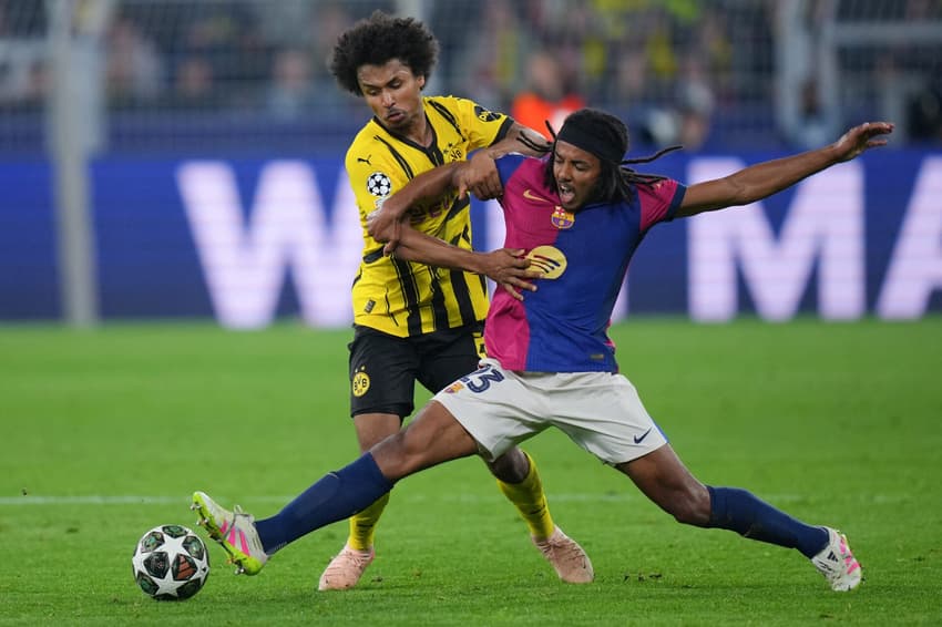 Koundé disputa a bola com Adeyemi em Dortmund x Barcelona, pela Champions League