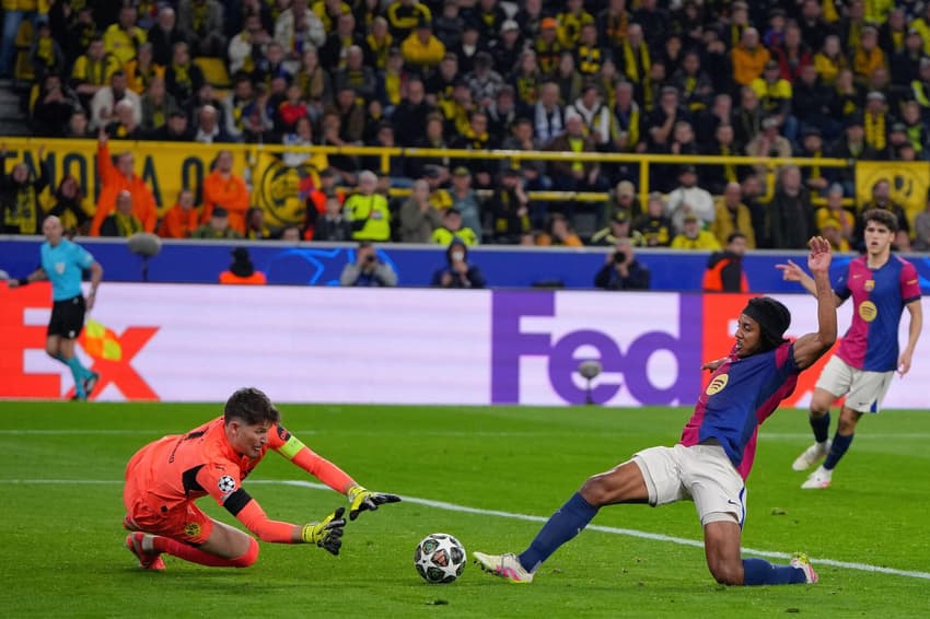 Koundé disputa bola com Kobel em Dortmund x Barcelona, pela Champions League