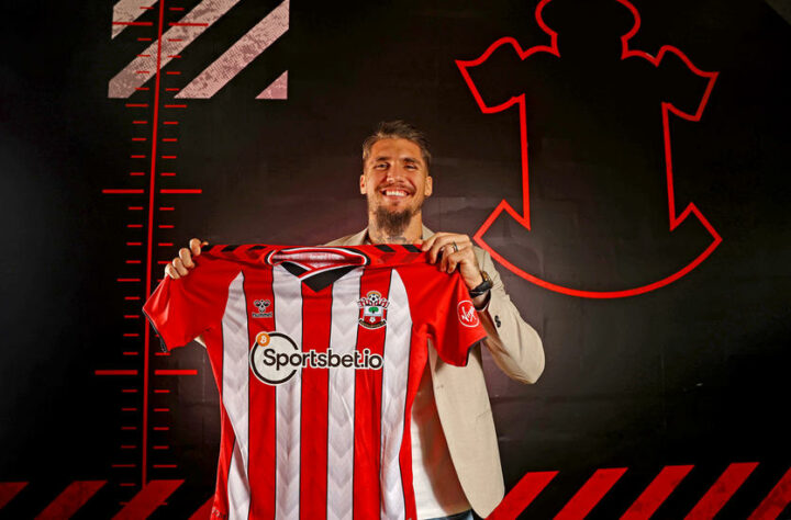 ESQUENTOU - O Vasco da Gama está em busca de quatro reforços com capacidade de assumir vaga na equipe titular. Um desses nomes seria do zagueiro Lyanco, formando pelo São Paulo, e que defende o Southampton, da Inglaterra, atualmente. O clube carioca tem tudo acertado com o atleta, mas depende agora de uma resposta dos ingleses. A proposta feita pelo jogador é de 1 milhão de euros (R$ 5,27 milhões na cotação atual) por um ano de empréstimo, com opção de compra no valor de 4 milhões de euros caso o atleta atinja algumas metas. Além do defensor, o Cruz-Maltino também busca um volante, um meia e um atacante. ESQUENTOU - O Vasco da Gama está em busca de quatro reforços com capacidade de assumir vaga na equipe titular. Um desses nomes seria do zagueiro Lyanco, formando pelo São Paulo, e que defende o Southampton, da Inglaterra, atualmente. O clube carioca tem tudo acertado com o atleta, mas depende agora de uma resposta dos ingleses. A proposta feita pelo jogador é de 1 milhão de euros (R$ 5,27 milhões na cotação atual) por um ano de empréstimo, com opção de compra no valor de 4 milhões de euros caso o atleta atinja algumas metas. Além do defensor, o Cruz-Maltino também busca um volante, um meia e um atacante.