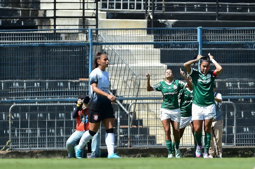Lais Estevam, do Palmeiras, comemora seu gol contra o Corinthians (Foto: CBF)