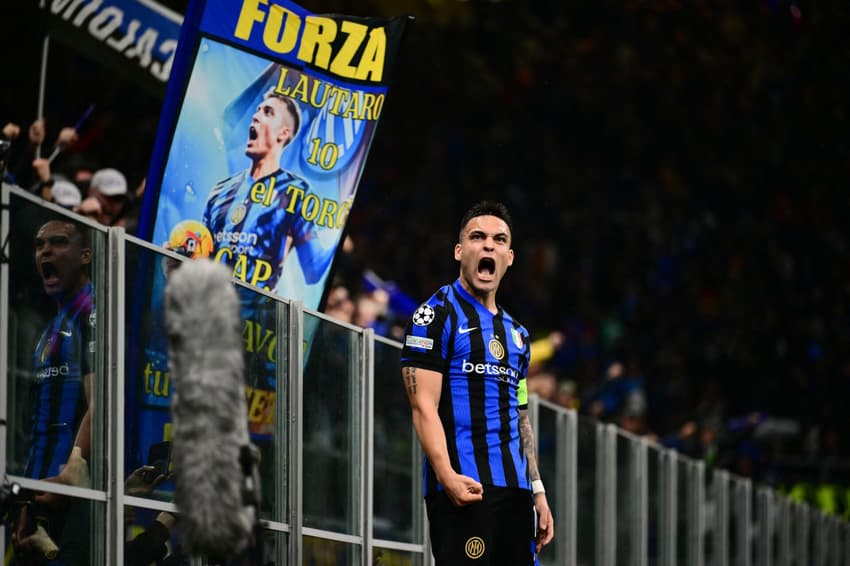 Lautaro Martínez comemora gol contra o Bayern na Champions